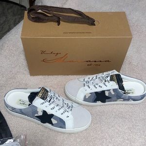 NEW!! “Queen” Sneakers w/ dust bags & magnetic box 🧲